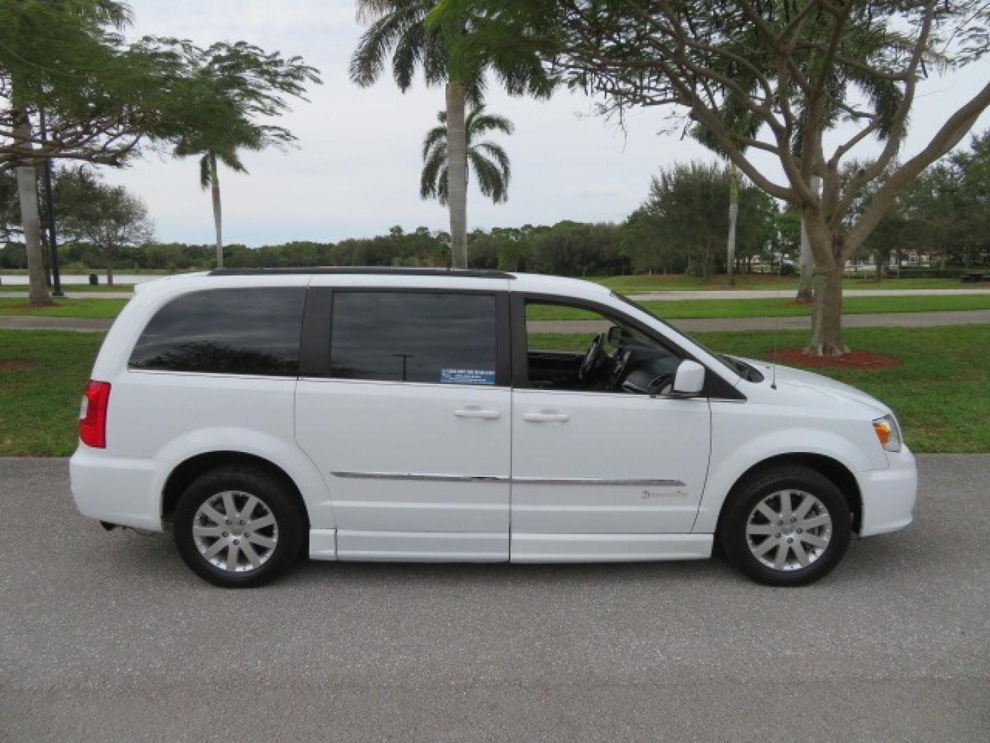 2014 White /Black Chrysler Town & Country (2C4RC1BG4ER) , located at 4301 Oak Circle #19, Boca Raton, FL, 33431, (954) 561-2499, 26.388861, -80.084038 - Photo#23